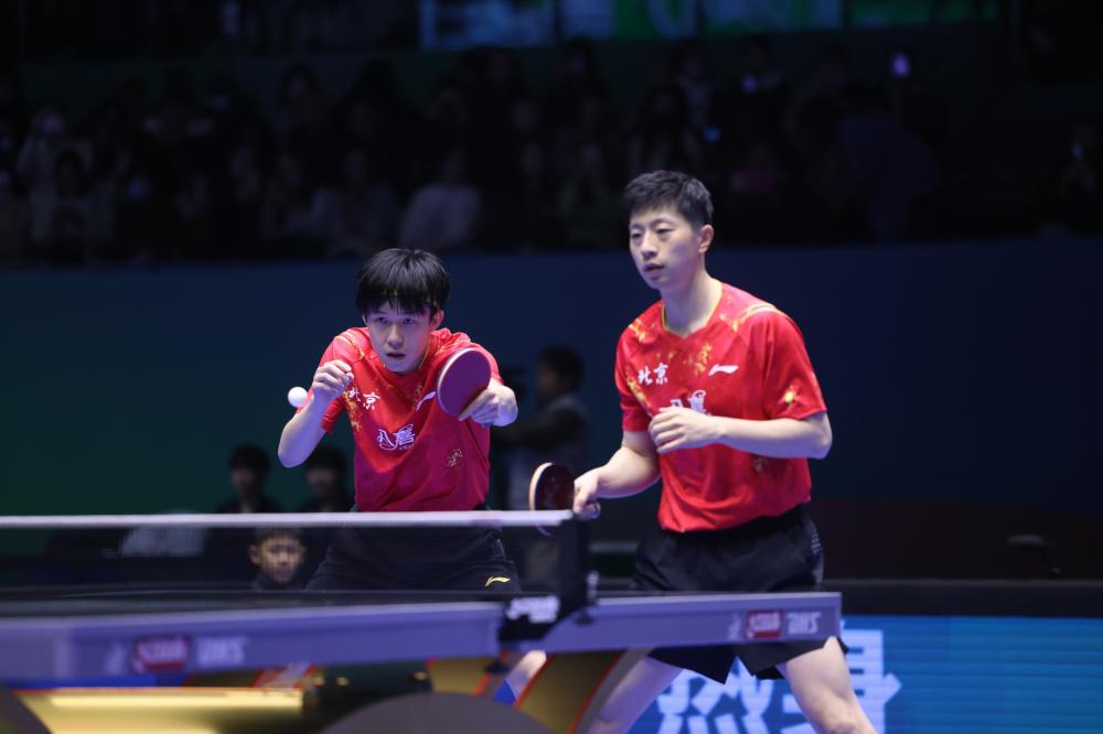 雪花飘飘北风萧萧，记者：世界杯抽签仪式场外下着大雪